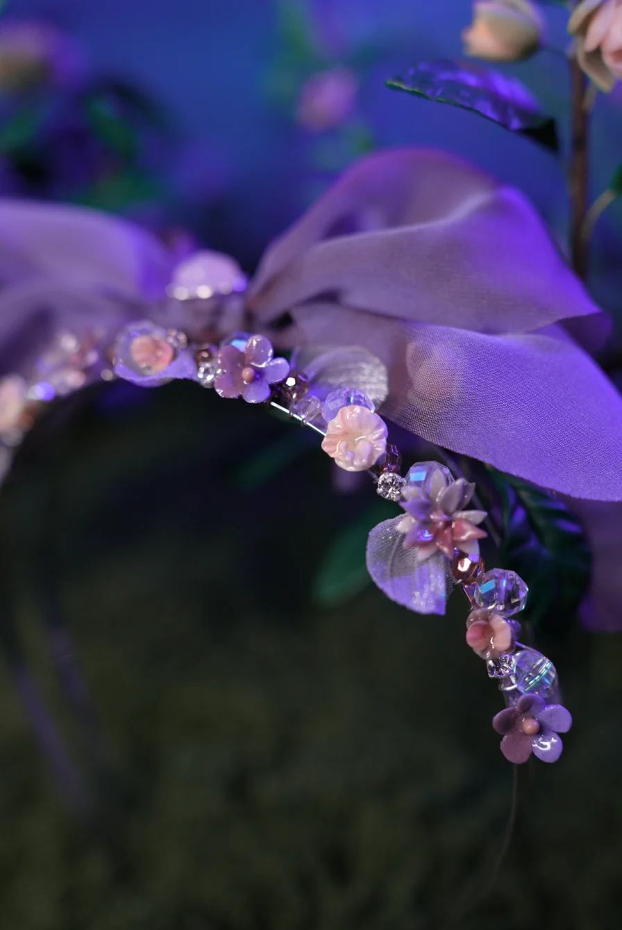 Mysterious Night - Lilac Glimmer Headband – Bild 16